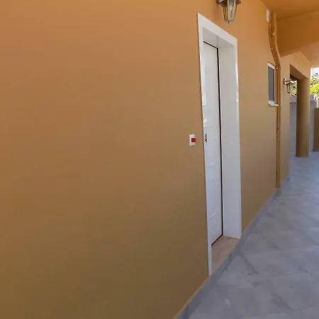Souvlakis Pool Hotel apartamentowy